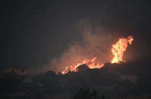 Live: Ένας νεκρός, καμένα σπίτια και ανυπολόγιστες καταστροφές από τη φωτιά στην Κερατέα