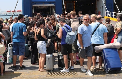Αναχωρούν τα πλοία που έμειναν δεμένα για ώρες λόγω καιρού