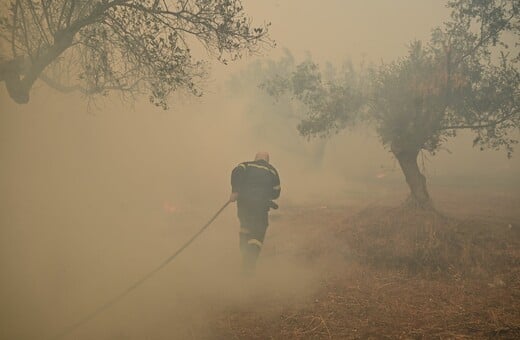 Φωτιά στην Κερατέα: «Έχει κατεύθυνση προς τον δήμο Σαρωνικού», λέει ο κοινοτάρχης
