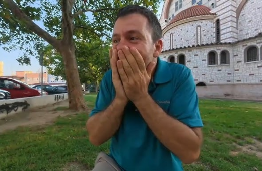 Η στιγμή που ο Ευτύχης Μπλέτσας ρίχνει κολώνα φωτισμού στον Εύοσμο