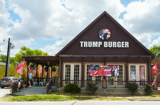 ΗΠΑ: Ο ιδιοκτήτης της αλυσίδας «Trump Burger» συνελήφθει και κινδυνεύει με απέλαση