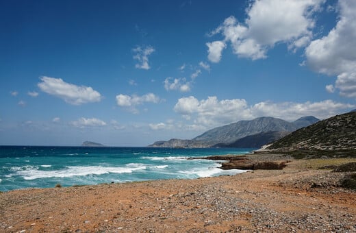 Ο καιρός σήμερα: Ζέστη και ισχυροί άνεμοι - Πού θα φτάσει ο υδράργυρος
