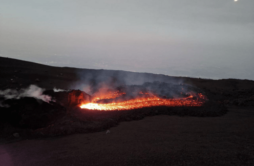 Νέα έκρηξη στην Αίτνα: Ροή λάβας στα 3.000 μέτρα – «Πορτοκαλί» συναγερμός για τις πτήσεις
