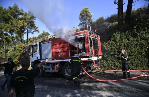 Φωτιά τώρα στον Άγιο Στέφανο - Στη μάχη και εναέρια μέσα