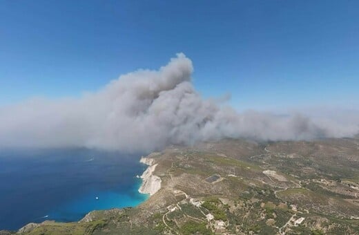 Φωτιά στη Ζάκυνθο: Πλησιάζει τις αυλές σπιτιών - Οι φλόγες κατευθύνονται και προς το χωριό Κερί 