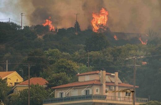 Φωτιές τώρα σε Αχαΐα, Κεφαλονιά, Πρέβεζα και Χίο: Αναζωπυρώσεις, εκκενώσεις και νέα μηνύματα 112