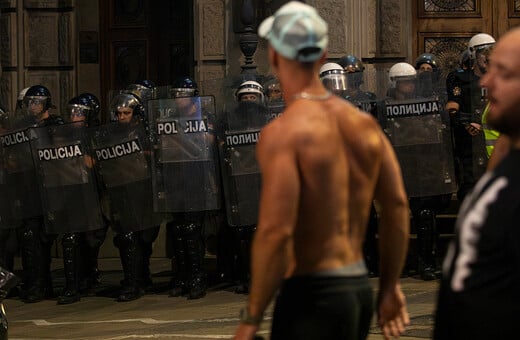 Σερβία: Νύχτα κόλασης στο Βελιγράδι - Αντικυβερνητικοί συγκρούστηκαν με υποστηρικτές του Βούτσιτς