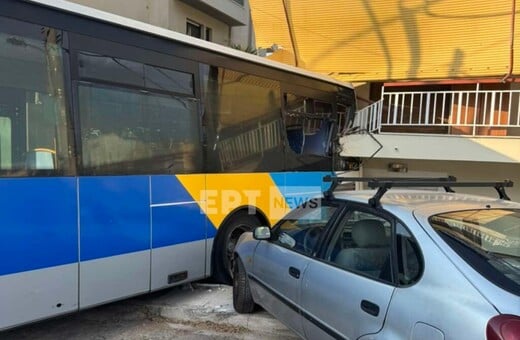 Τροχαίο στου Παπάγου: Λεωφορείο έπεσε σε σπίτι