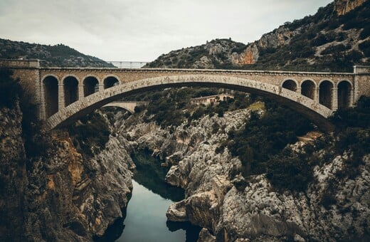 Ιταλία: Γέφυρα στη Σικελία αρχίζει να καταρρέει ενώ κινούνται επάνω της οχήματα