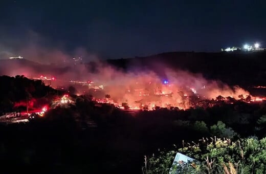 Σαλαμίνα: Υπό έλεγχο η φωτιά στο Βρωμοπούσι - Φέρεται να ξεκίνησε από βεγγαλικά