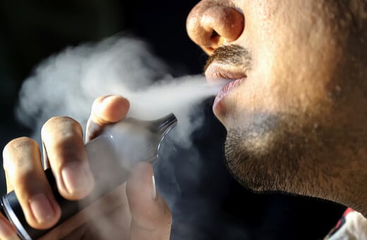 Σιγκαπούρη: Σκληρά μέτρα κατά του ατμίσματος - Χτυπήματα με  βέργα και έως και 20 χρόνια φυλάκιση