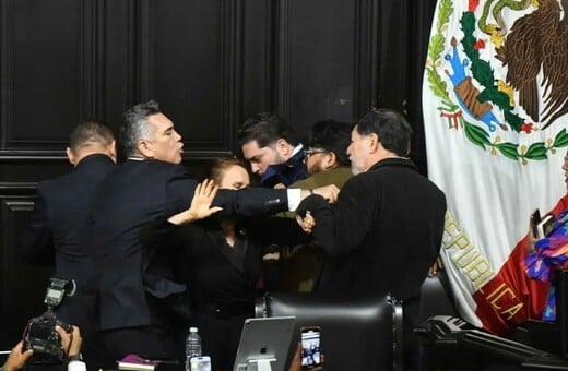 Μεξικό: Η στιγμή του άγριου καβγά μέσα στην Γερουσία