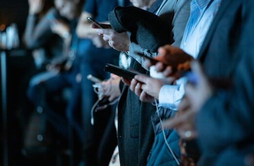 SMARTPHONE ΠΟΛΗ ΔΥΟ ΩΡΕΣ