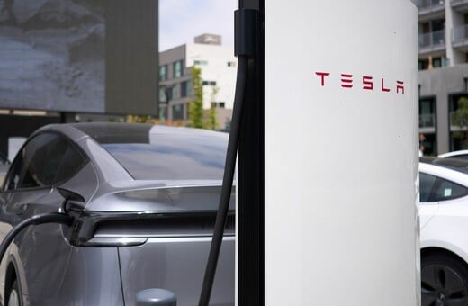 Οι πωλήσεις της Tesla πέφτουν κατά 40% στην Ευρώπη, ενώ ο κινέζος ανταγωνιστής της τριπλασιάζει τις πωλήσεις του