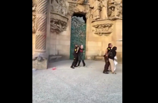 Ισπανία: Η στιγμή που ακτιβίστριες ρίχνουν κόκκινη μπογιά στην πρόσοψη της Σαγράδα Φαμίλια