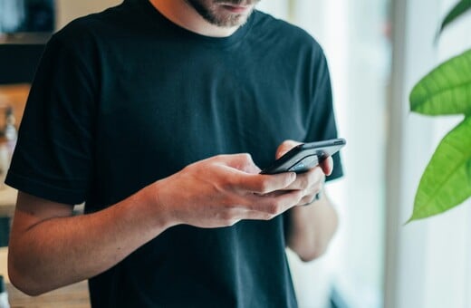 Γιατί όλο και περισσότεροι άνθρωποι αφαιρούν τις εφαρμογές με ειδήσεις: «Τώρα δεν έχω αυτό το άγχος»
