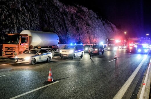 Πώς έγινε το τροχαίο στην εθνική οδό Αθηνών-Κορίνθου: Νταλίκα ανατράπηκε και πήρε φωτιά