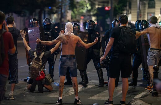 Σερβία: «Βούτσιτς φύγε» - Δακρυγόνα και συγκρούσεις διαδηλωτών και αστυνομίας