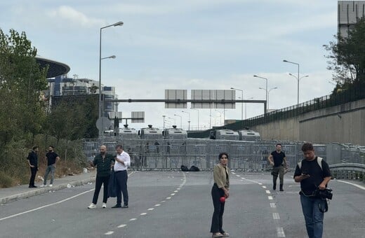 Σκηνικό πραξικοπήματος στην Τουρκία: Δακρυγόνα και χάος έξω από τα γραφεία του CHP στην Κωνσταντινούπολη