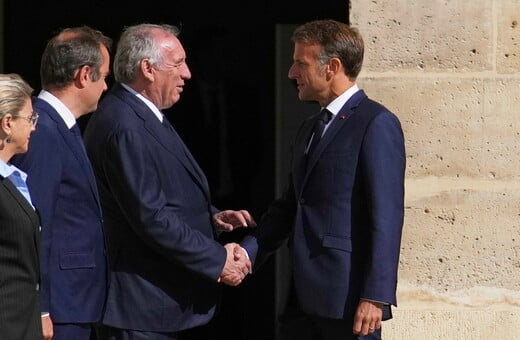 Ο Μακρόν καλείται να βρει πρωθυπουργό, χωρίς εγγύηση ότι αυτό θα σπάσει το κοινοβουλευτικό αδιέξοδο