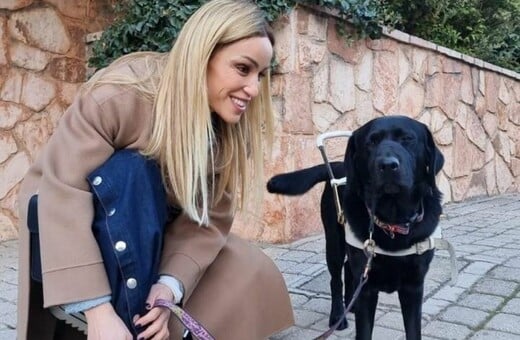 ΣΑΤΑ για τον οδηγό που αρνήθηκε στην Καρολίνα Πελενδρίτου να έχει μαζί τον σκύλο - οδηγό της: «Θα υποστεί τις συνέπειες»