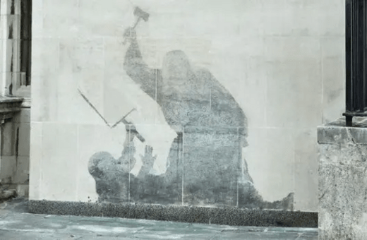 Banksy: Αφαιρέθηκε το νέο του έργο από το Βασιλικό Δικαστήριο του Λονδίνου