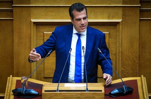 Ο Πλεύρης υπογράφει εγκύκλιο και καταργεί τον όρο «παράτυπη μετανάστευση» – Αντικαθίσταται με το «παράνομη»
