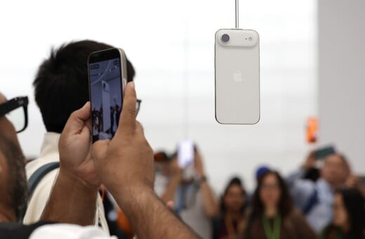 iPhone Air: Πόσο διαρκεί η μπαταρία του - O Tim Cook απαντά