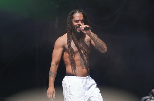 Ακυρώθηκε συναυλία των Bob Vylan λόγω δηλώσεων για τον ακροδεξιό σχολιαστή Τσάρλι Κερκ