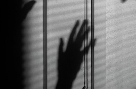 Σοβαρή υπόθεση ενδοοικογενειακής βίας στην Κάρυστο: Άνδρας επιτέθηκε με μαχαίρια στη σύζυγό του