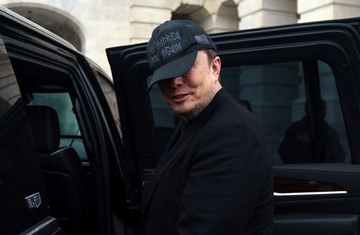 Ο Έλον Μασκ αγόρασε μετοχές της Tesla αξίας 1 δισ. δολαρίων - Μπορεί να γίνει ο πρώτος τρισεκατομμυριούχος;