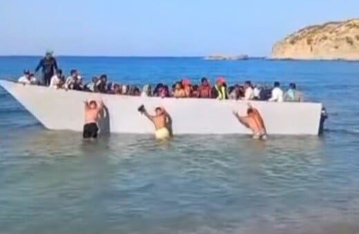 Γαύδος: Τι συνέβη τελικά με τη βάρκα με μετανάστες που έφτασε στην παραλία Σαρακήνικο - Η μαρτυρία λουόμενου