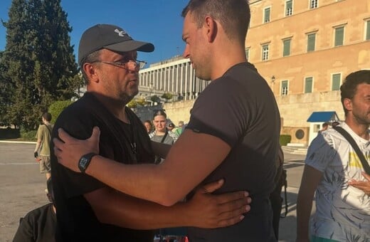 Τέμπη: Συνάντηση Κασσελάκη με τον πατέρα του 22χρονου Ντένις Ρούτσι στο Σύνταγμα