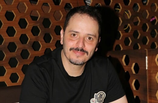 Ο Αλέξανδρος Τσουβέλας απαντά στη «μήνυση από ιερείς» που προσβλήθηκαν από μέρος παράστασής του