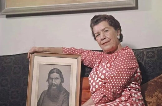 H Μαρία Ρασπούτινα με το πορτρέτο του πατέρα της, Γκριγκόρι Ρασπούτιν, το 1972