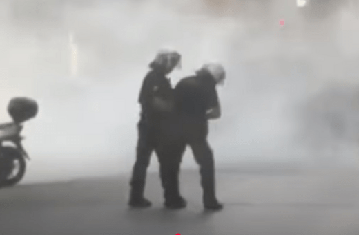 Βίντεο δείχνει αστυνομικό να χαστουκίζει συνάδελφό του στην πορεία για τον Παύλο Φύσσα
