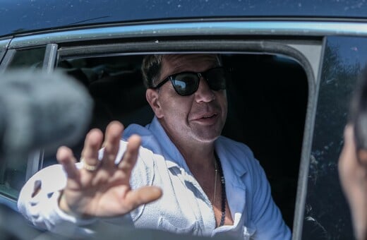 Γιώργος Μαζωνάκης: «Ήρθε κατά πάνω μας» - Ένταση ανάμεσα σε δημοσιογράφους και την αδελφή του
