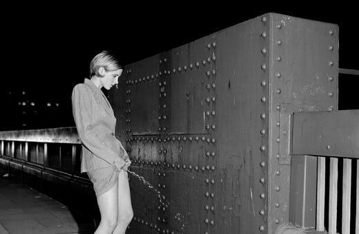 Pissing Women: H φωτογραφική σειρά των ‘90s επιστρέφει τριάντα χρόνια μετά 