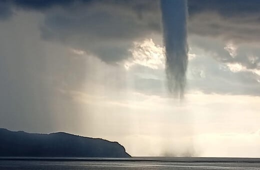 Εμφανίστηκε εντυπωσιακός υδροστρόβιλος στην Αίγινα