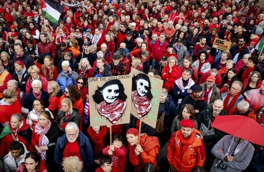 Κόκκινη λαοθάλασσα στους δρόμους του Άμστερνταμ: 250.000 πολίτες ζητούν να σταματήσει ο πόλεμος στη Γάζα