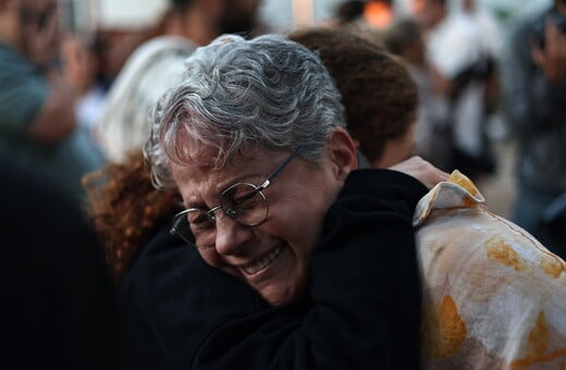 Δύο χρόνια μετά: Χιλιάδες Ισραηλινοί τιμούν τα θύματα της επίθεσης της Χαμάς