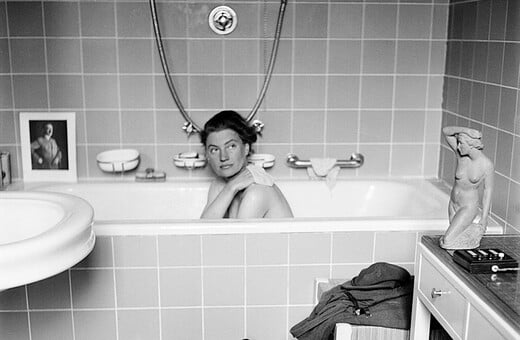 Από την πασαρέλα στην μπανιέρα του Χίτλερ: Το μεγαλείο των εικόνων της Λι Μίλερ 