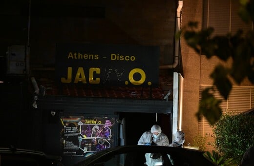 Βόμβα στο Jacky O: Το βίντεο με τον άνδρα που αφήνει τη χαρτοσακούλα έξω από το μαγαζί