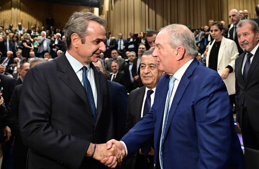 H χειραψία Μητσοτάκη-Καραμανλή και η απουσία Σαμαρά από την παρουσίαση του βιβλίου του Ευρυπίδη Στυλιανίδη