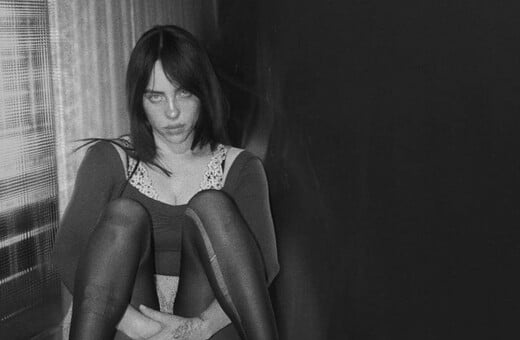 Billie Eilish: Η στιγμή που θαυμαστής την τραβά βίαια κατά τη διάρκεια συναυλίας της