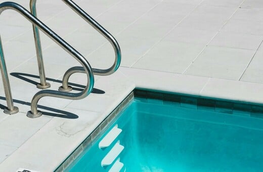 Ελεύθεροι ο διευθυντής, ο ναυαγοσώστης και ο πατέρας του 6χρονου που πνίγηκε στη Σαντορίνη