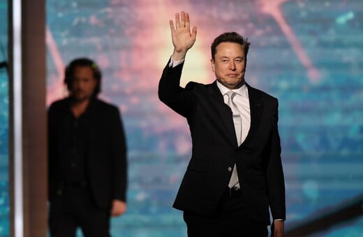 Βρετανία: Ο Έλον Μασκ στο πλευρό του ακροδεξιού Τόμι Ρόμπινσον