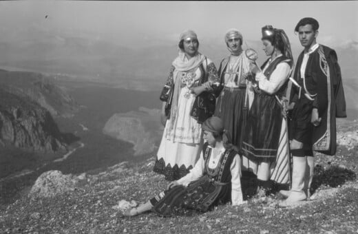 Οι εθνικές ελληνικές ενδυμασίες αφηγούνται την ιστορία τους στο Μουσείο Μπενάκη