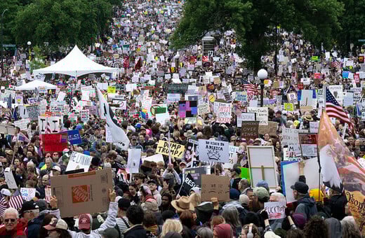 «Όχι Βασιλιάδες»: Μαζικές διαδηλώσεις σε όλες τις ΗΠΑ ενάντια στον Τραμπ