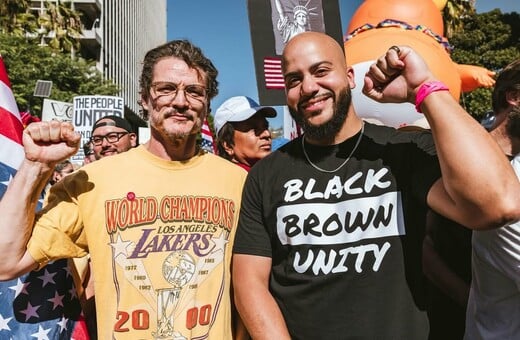 Ο Πέδρο Πασκάλ στους δρόμους κατά του Τραμπ – Ποιοι διάσημοι συμμετείχαν στις πορείες